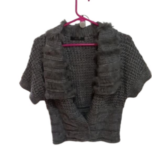 ( 240) COZY, GREY SHORT SLEEVE SHORT SWEATER WITH RABBIT FUR ON COLLAR